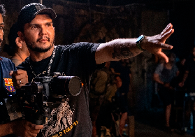 Alex Rocha dirigindo em set de filmagem